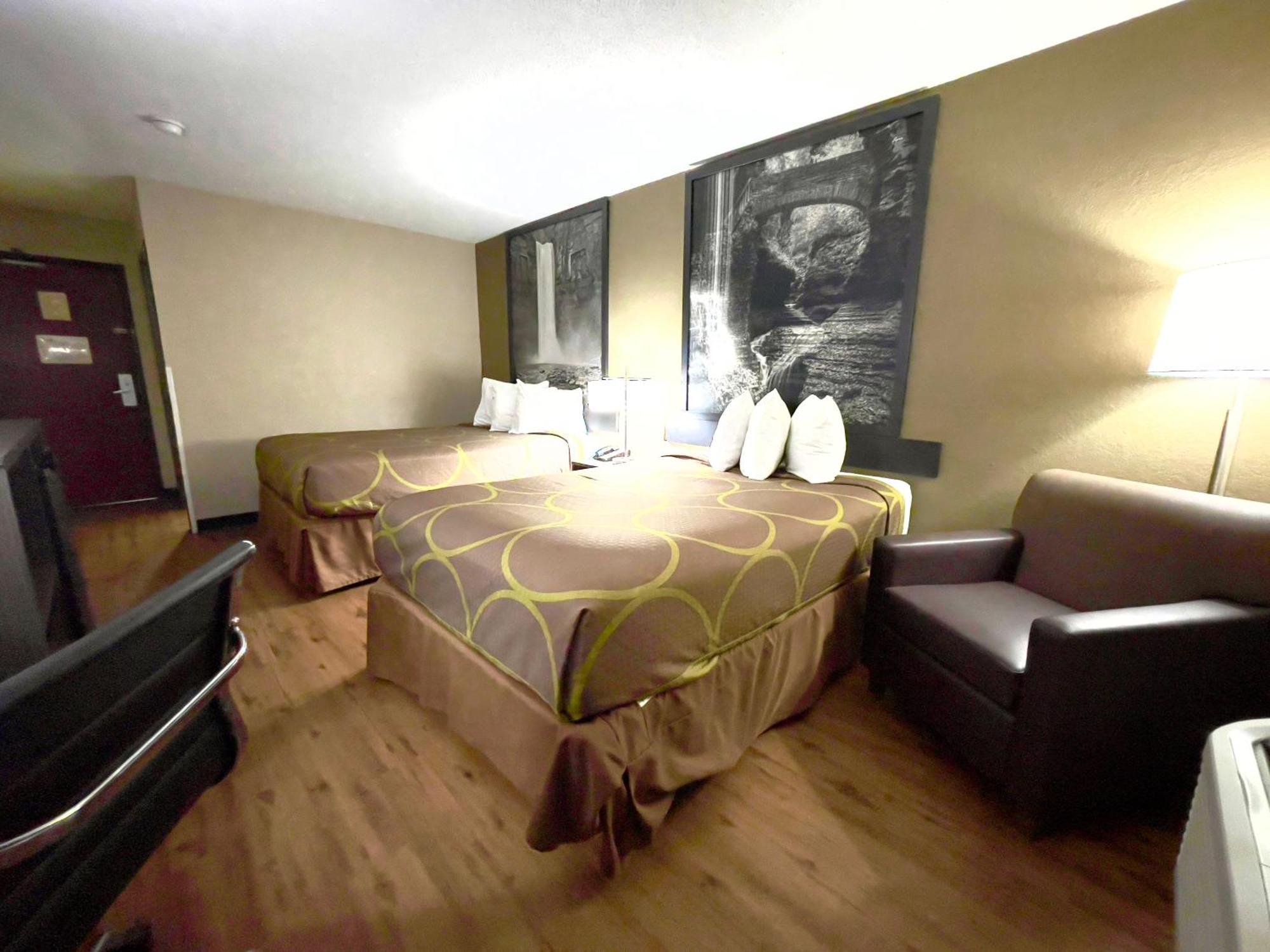 Super 8 By Wyndham Ithaca Hotel Exterior foto