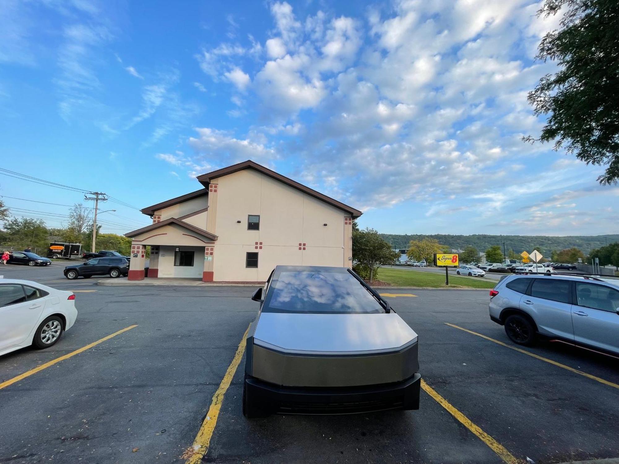 Super 8 By Wyndham Ithaca Hotel Exterior foto